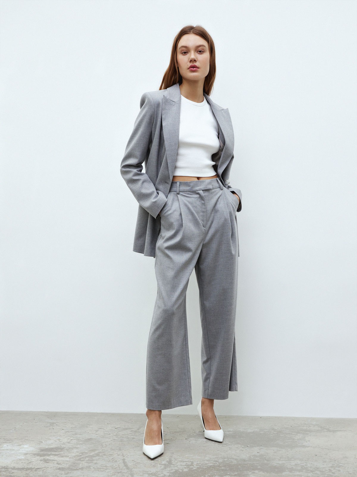 


Двубортный жакет кроя oversize. Это один из самых любимых фасонов у наших клиентов. Два кармана с клапанами и разрез на спине для комфорта.В модели синего цвета ткань немного плотнее, чем в сером. Сочетайте с брюками из новой коллекции и носите комплектом. Если вам больше нравятся принты, мы советуем присмотреться к расцветкам гусиная лапка.

На модели размер XS/S