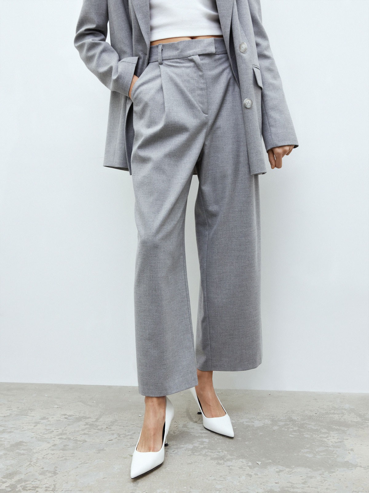 Брюки широкие, укороченные, цвет: серый Allweneed
Удлиненные кюлоты на складке. Два кармана по бокам. Посадка на талии, благодаря которой формируется женственный силуэт. Носите вместе с жакетом из новой коллекции в тон. Советуем сочетать с лодочками или подбирать обувь в цветовой гамме брюк.
На модели размер XS