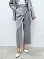 Брюки широкие, укороченные, цвет: серый Allweneed
Удлиненные кюлоты на складке. Два кармана по бокам. Посадка на талии, благодаря которой формируется женственный силуэт. Носите вместе с жакетом из новой коллекции в тон. Советуем сочетать с лодочками или подбирать обувь в цветовой гамме брюк.
На модели размер XS