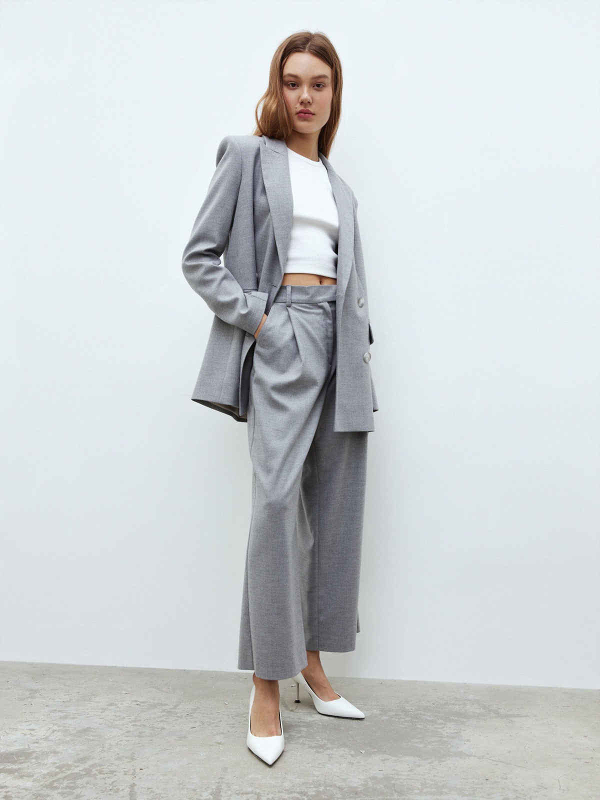 Брюки широкие, укороченные, цвет: серый Allweneed
Удлиненные кюлоты на складке. Два кармана по бокам. Посадка на талии, благодаря которой формируется женственный силуэт. Носите вместе с жакетом из новой коллекции в тон. Советуем сочетать с лодочками или подбирать обувь в цветовой гамме брюк.
На модели размер XS