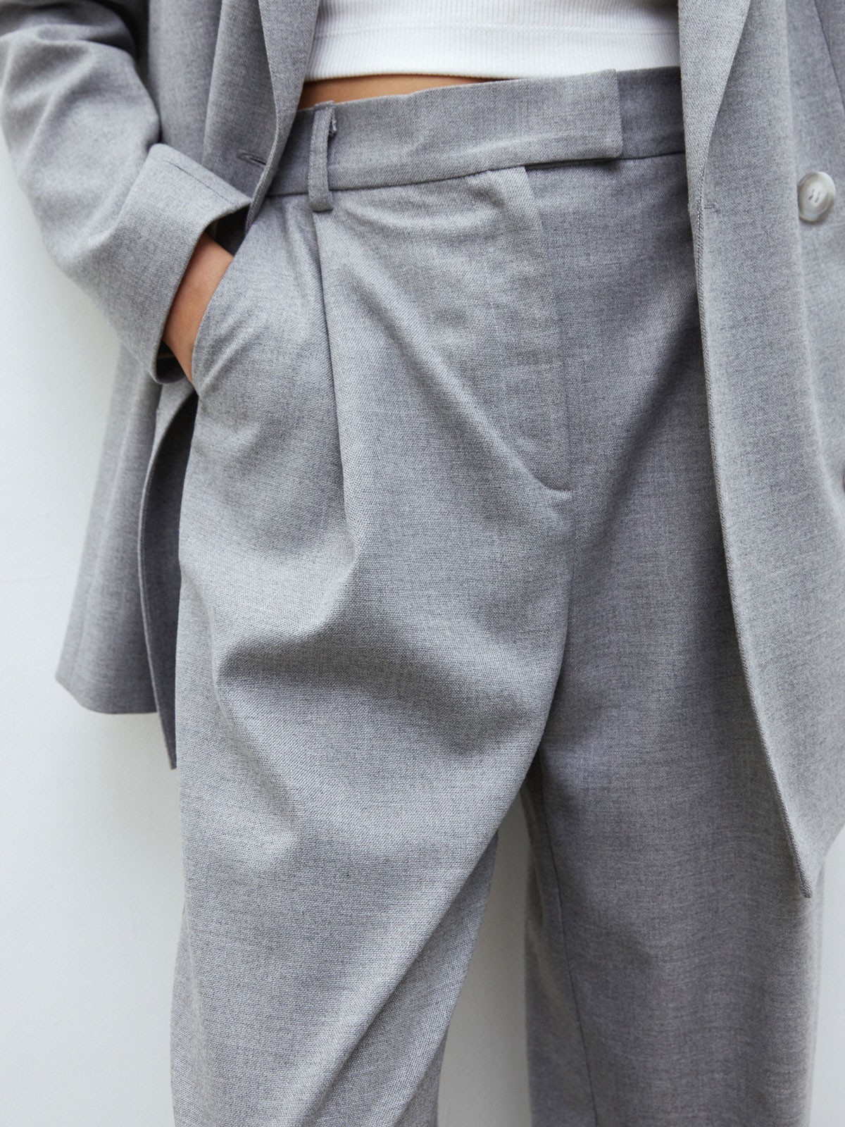 Брюки широкие, укороченные, цвет: серый Allweneed
Удлиненные кюлоты на складке. Два кармана по бокам. Посадка на талии, благодаря которой формируется женственный силуэт. Носите вместе с жакетом из новой коллекции в тон. Советуем сочетать с лодочками или подбирать обувь в цветовой гамме брюк.
На модели размер XS