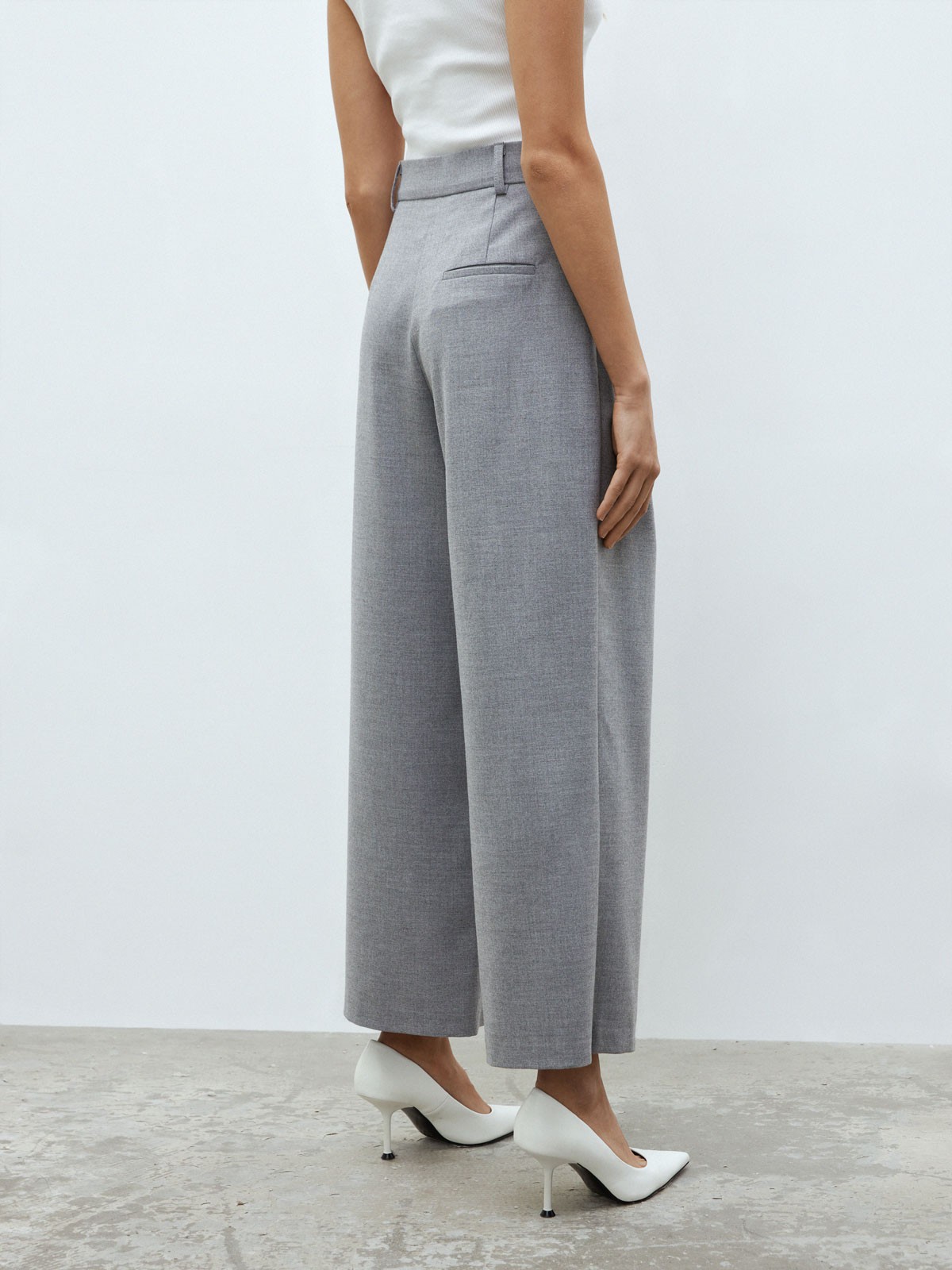 Брюки широкие, укороченные, цвет: серый Allweneed
Удлиненные кюлоты на складке. Два кармана по бокам. Посадка на талии, благодаря которой формируется женственный силуэт. Носите вместе с жакетом из новой коллекции в тон. Советуем сочетать с лодочками или подбирать обувь в цветовой гамме брюк.
На модели размер XS