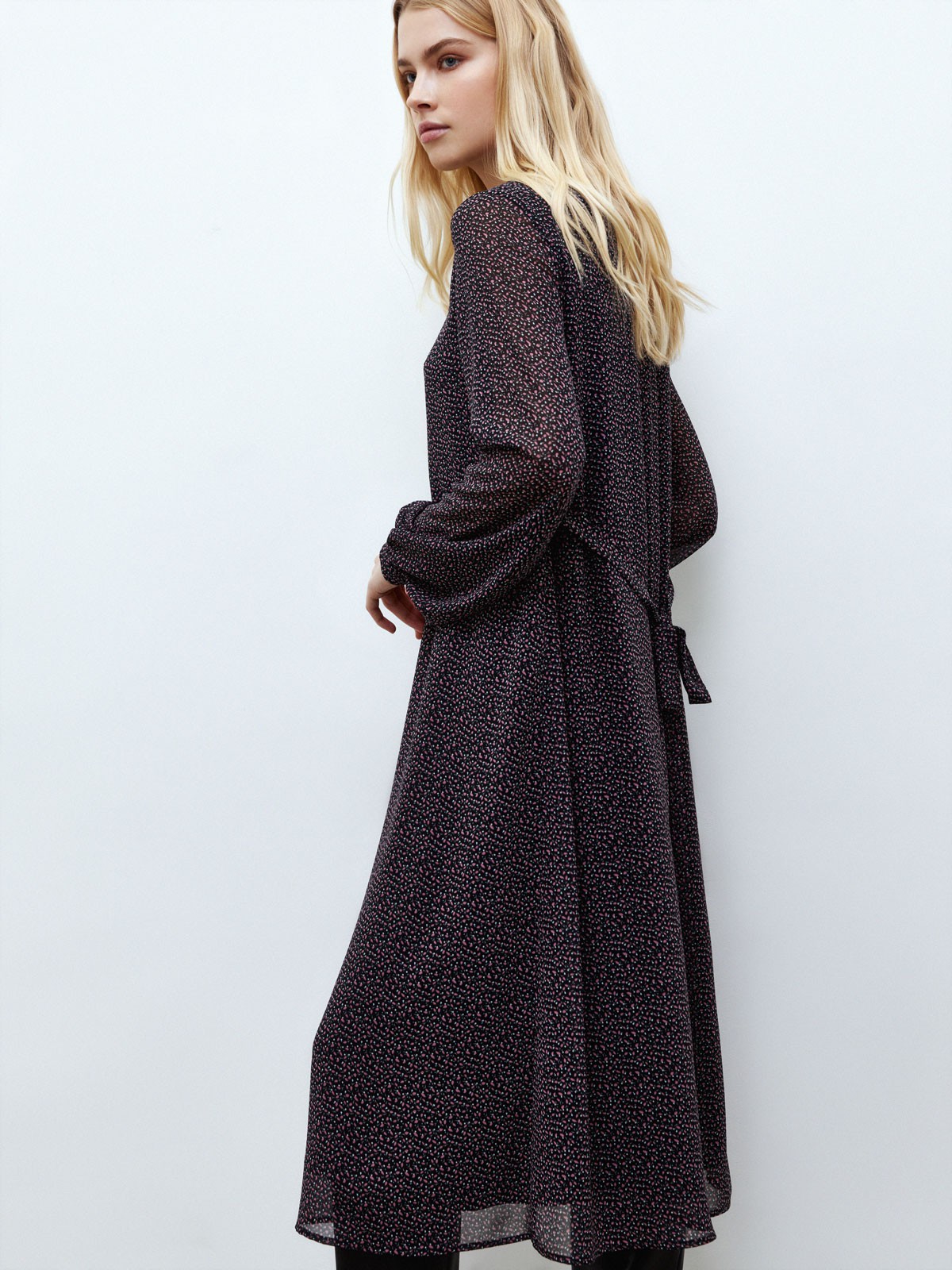 Платье-миди трапеция из шифона на подкладке, цвет: Принт барбарис на черном фоне Allweneed
Легкое шифоновое платье длины миди. Модель с подкладочнойтканью. Длинные рукава на сборке с манжетами. Платье идет с поясом, который мы прикрепили к боковому шву изделия. Можно завязать вокруг талии и создать женственный силуэт или оставить сзади, чтобы получить более свободный фасон. Застежка на воротнике на пуговку. Экспериментируете по настроению. Носите с аккуратными сапогами или туфлями на небольшом каблуке.
На модели размер XS