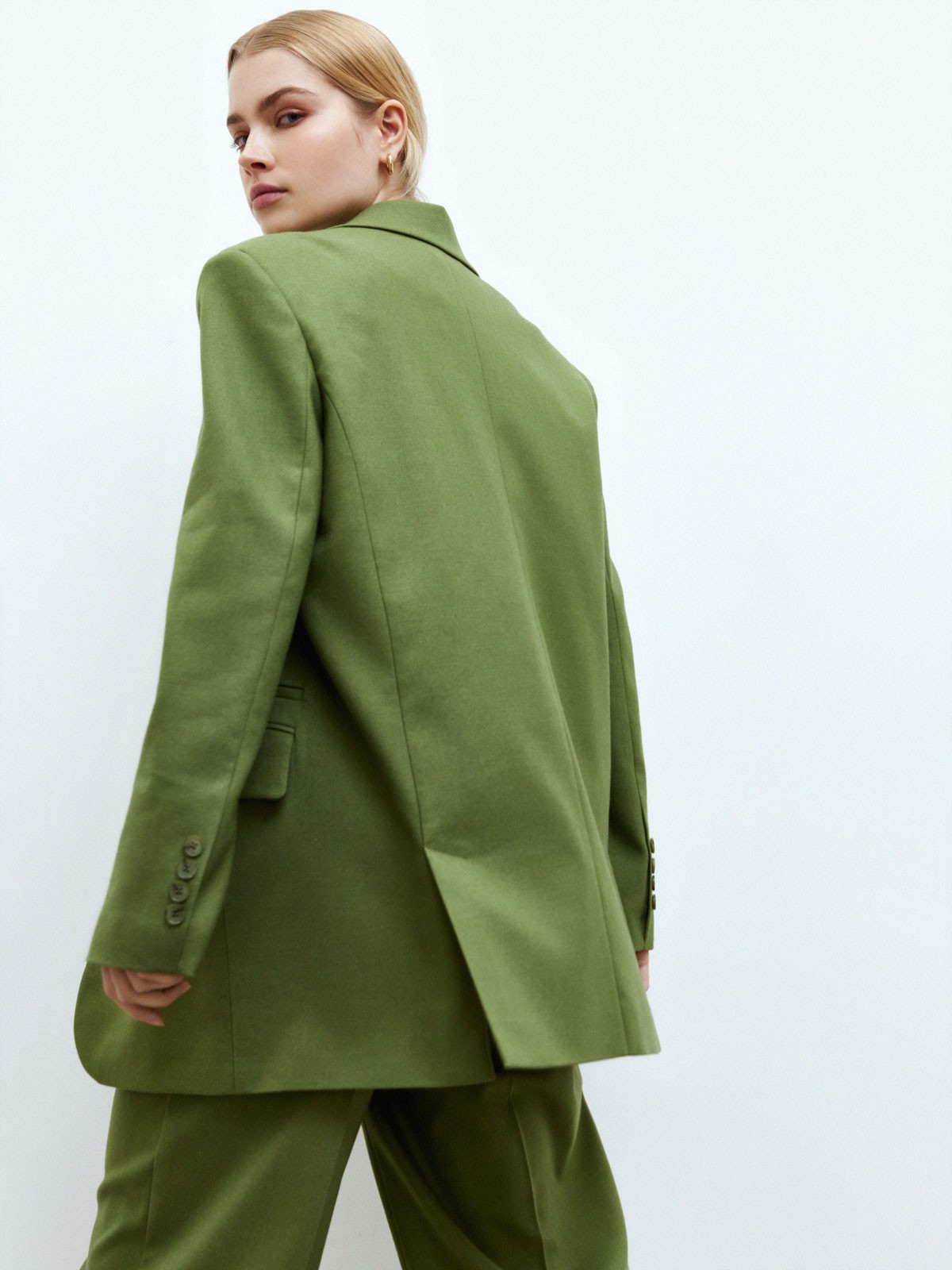 


Жакет oversize кроя в мужском стиле с акцентными плечами. На фигуре сидит нарочито свободно. Два разреза на спине и гладкая подкладка, чтобы вам было комфортно носить его каждый день. Два кармана с клапанами. Цвета различаются по составу. Выбирайте: базовый серый или трендовый травяной, который напомнит вам о весне.

На модели размер XS/S