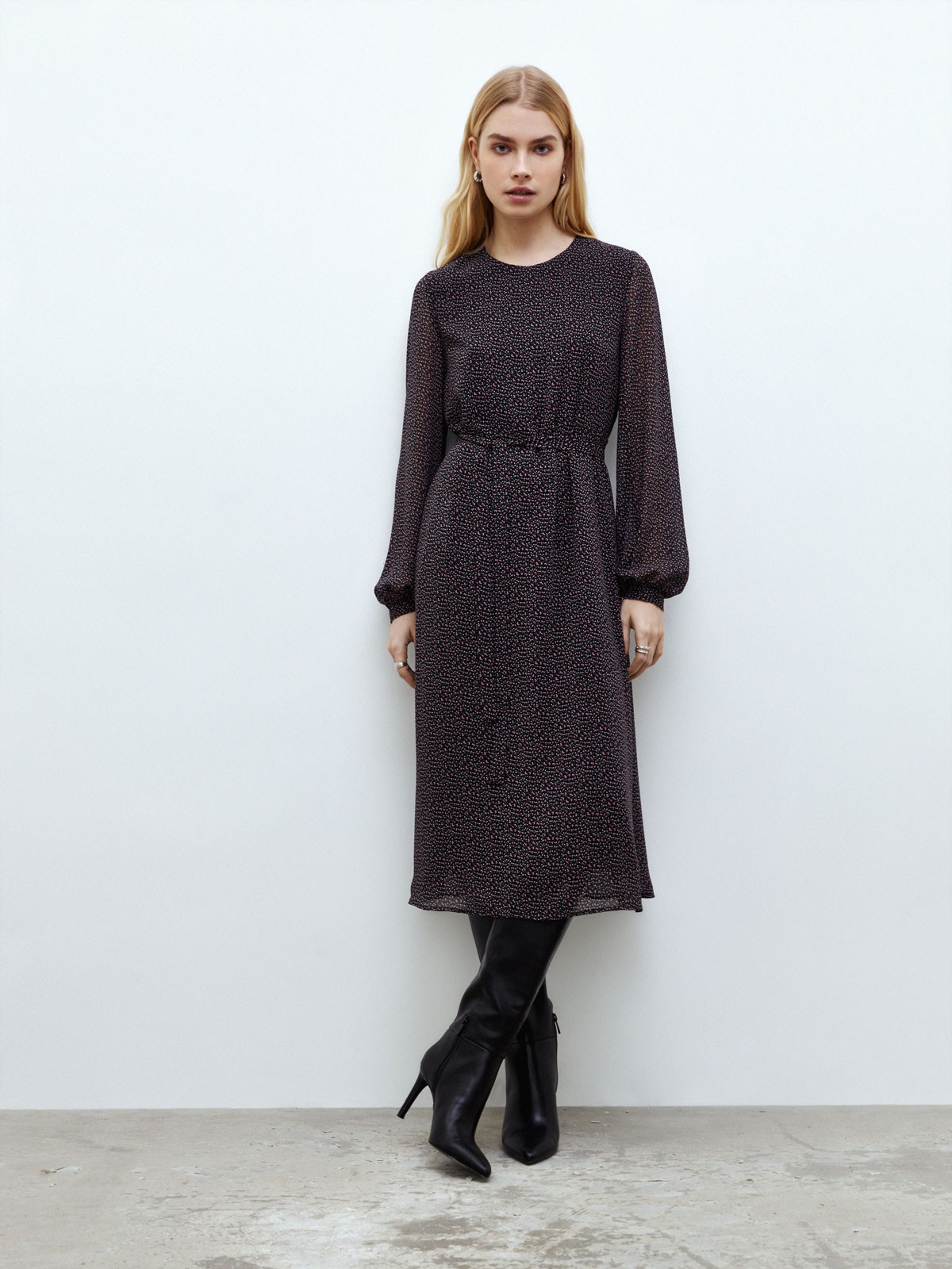 Платье-миди трапеция из шифона на подкладке, цвет: Принт барбарис на черном фоне Allweneed
Легкое шифоновое платье длины миди. Модель с подкладочнойтканью. Длинные рукава на сборке с манжетами. Платье идет с поясом, который мы прикрепили к боковому шву изделия. Можно завязать вокруг талии и создать женственный силуэт или оставить сзади, чтобы получить более свободный фасон. Застежка на воротнике на пуговку. Экспериментируете по настроению. Носите с аккуратными сапогами или туфлями на небольшом каблуке.
На модели размер XS