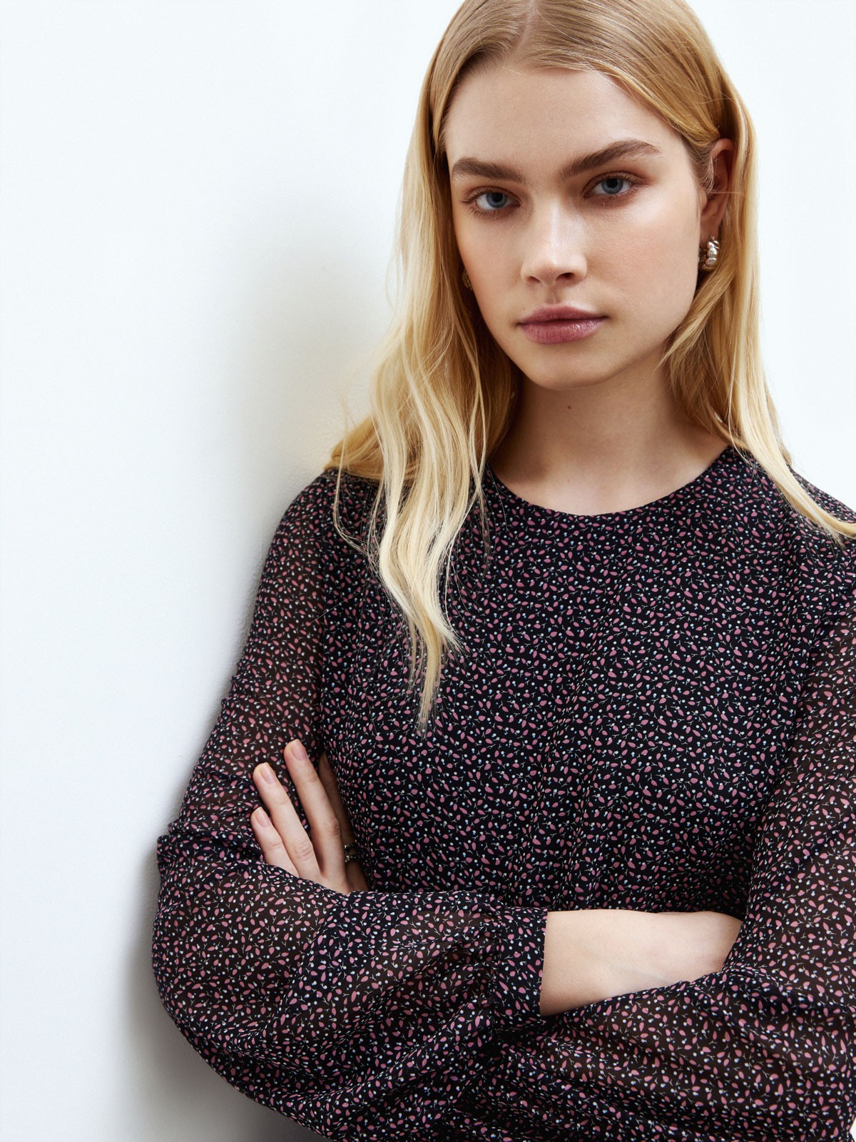 Платье-миди трапеция из шифона на подкладке, цвет: Принт барбарис на черном фоне Allweneed
Легкое шифоновое платье длины миди. Модель с подкладочнойтканью. Длинные рукава на сборке с манжетами. Платье идет с поясом, который мы прикрепили к боковому шву изделия. Можно завязать вокруг талии и создать женственный силуэт или оставить сзади, чтобы получить более свободный фасон. Застежка на воротнике на пуговку. Экспериментируете по настроению. Носите с аккуратными сапогами или туфлями на небольшом каблуке.
На модели размер XS