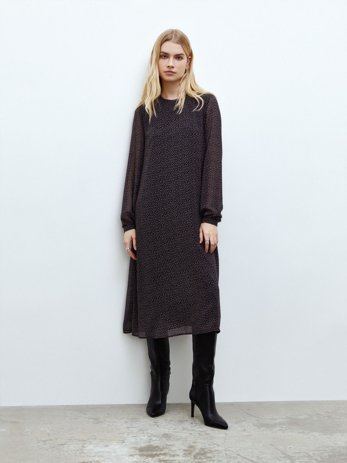 Платье-миди трапеция из шифона на подкладке, цвет: Принт барбарис на черном фоне Allweneed
Легкое шифоновое платье длины миди. Модель с подкладочнойтканью. Длинные рукава на сборке с манжетами. Платье идет с поясом, который мы прикрепили к боковому шву изделия. Можно завязать вокруг талии и создать женственный силуэт или оставить сзади, чтобы получить более свободный фасон. Застежка на воротнике на пуговку. Экспериментируете по настроению. Носите с аккуратными сапогами или туфлями на небольшом каблуке.
На модели размер XS