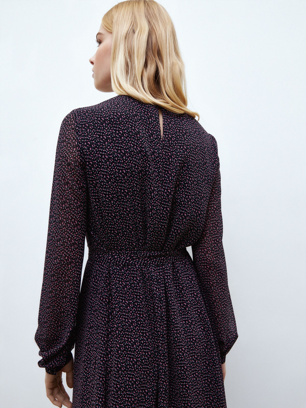 Платье-миди трапеция из шифона на подкладке, цвет: Принт барбарис на черном фоне Allweneed
Легкое шифоновое платье длины миди. Модель с подкладочнойтканью. Длинные рукава на сборке с манжетами. Платье идет с поясом, который мы прикрепили к боковому шву изделия. Можно завязать вокруг талии и создать женственный силуэт или оставить сзади, чтобы получить более свободный фасон. Застежка на воротнике на пуговку. Экспериментируете по настроению. Носите с аккуратными сапогами или туфлями на небольшом каблуке.
На модели размер XS