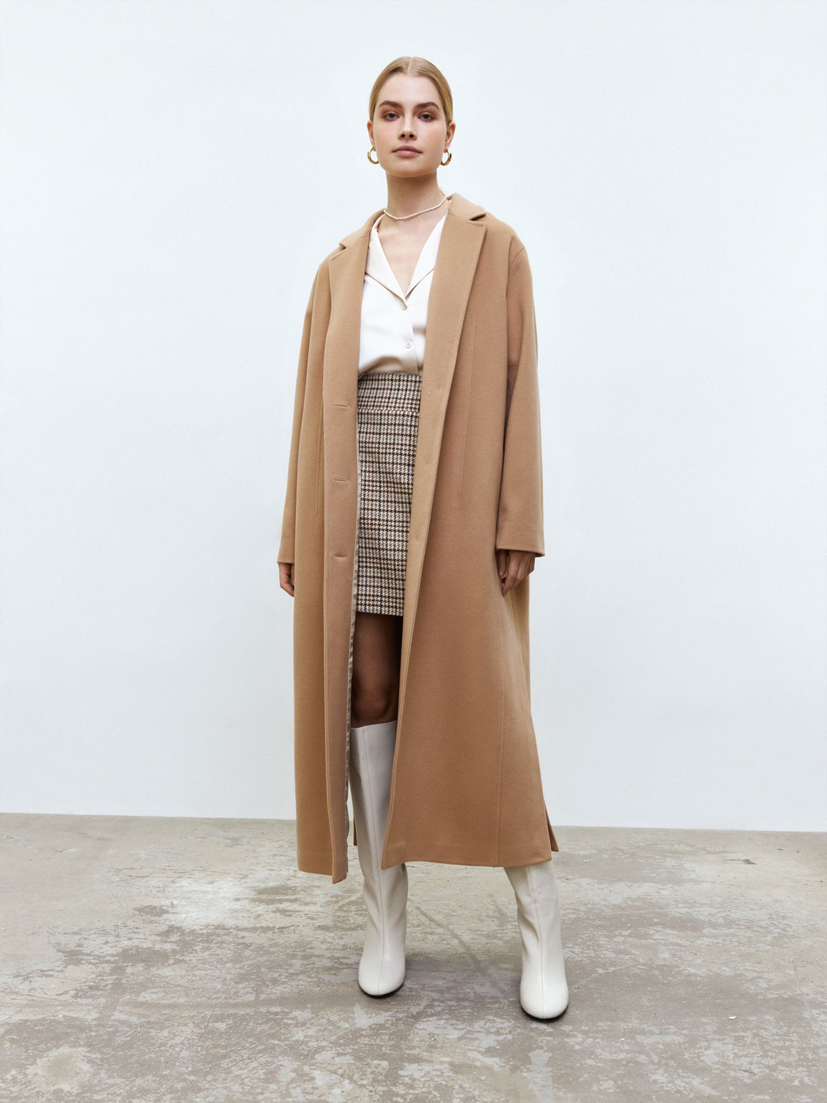 


Классическое однобортное пальто на трех пуговицах. Если не знаете, что надеть сегодня, надевайте это пальто и не прогадаете. Мы создали модель премиального качества из шерсти и кашемира, чтобы вы могли каждый день выглядеть утонченно и дорого. Носите его с поясом для женственных образов или без, когда захотите эффекта oversize. Два базовых цвета на ваш выбор: бежевый и черный.

Температурный режим до +5 C.

На модели размер XS/S