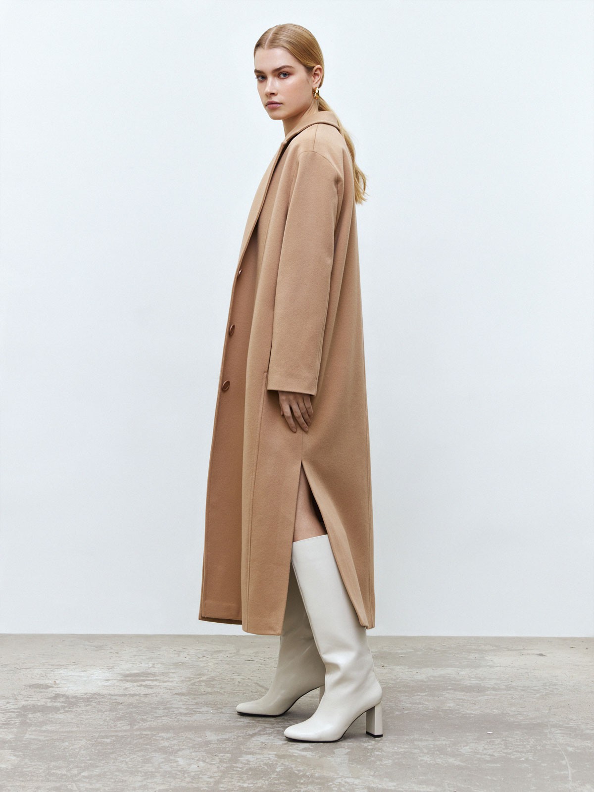 


Классическое однобортное пальто на трех пуговицах. Если не знаете, что надеть сегодня, надевайте это пальто и не прогадаете. Мы создали модель премиального качества из шерсти и кашемира, чтобы вы могли каждый день выглядеть утонченно и дорого. Носите его с поясом для женственных образов или без, когда захотите эффекта oversize. Два базовых цвета на ваш выбор: бежевый и черный.

Температурный режим до +5 C.

На модели размер XS/S