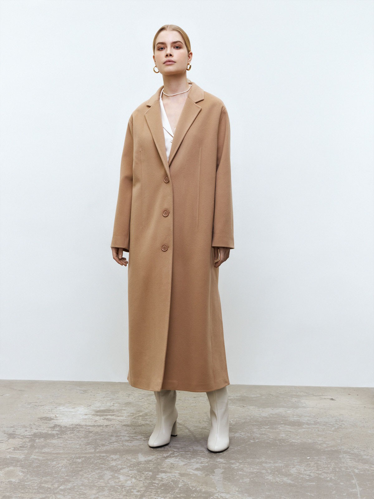 


Классическое однобортное пальто на трех пуговицах. Если не знаете, что надеть сегодня, надевайте это пальто и не прогадаете. Мы создали модель премиального качества из шерсти и кашемира, чтобы вы могли каждый день выглядеть утонченно и дорого. Носите его с поясом для женственных образов или без, когда захотите эффекта oversize. Два базовых цвета на ваш выбор: бежевый и черный.

Температурный режим до +5 C.

На модели размер XS/S