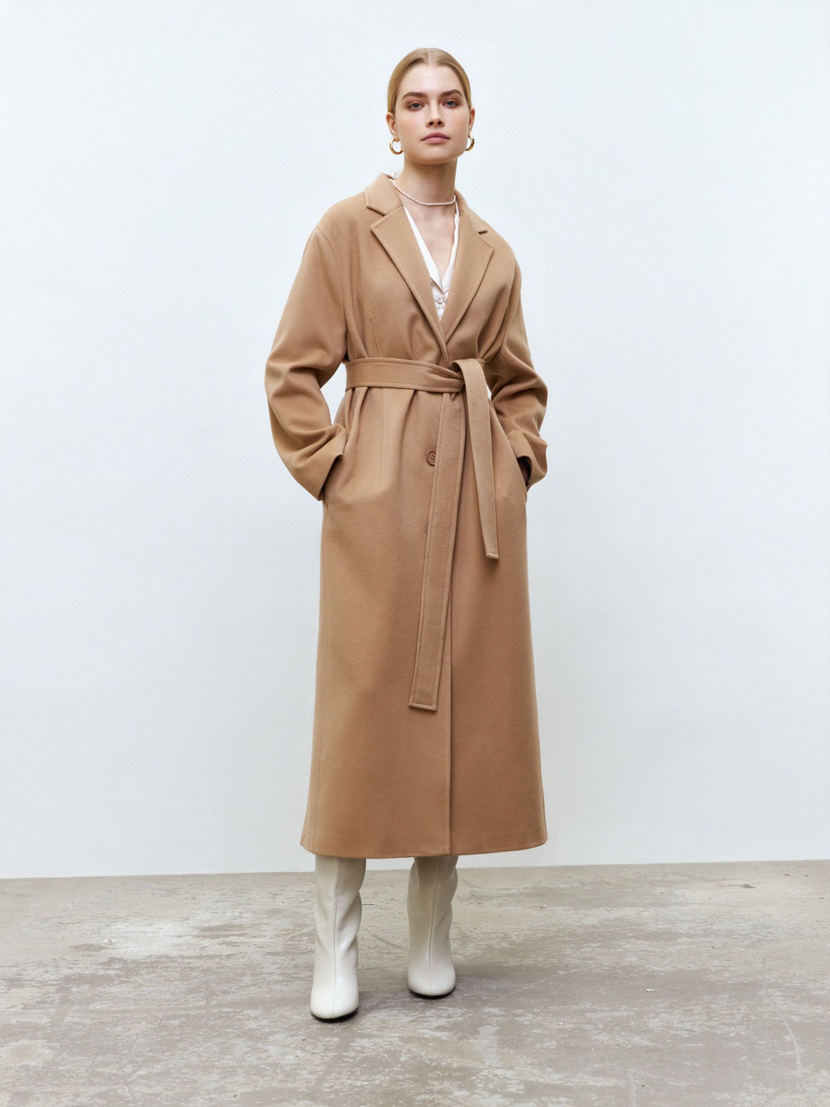 


Классическое однобортное пальто на трех пуговицах. Если не знаете, что надеть сегодня, надевайте это пальто и не прогадаете. Мы создали модель премиального качества из шерсти и кашемира, чтобы вы могли каждый день выглядеть утонченно и дорого. Носите его с поясом для женственных образов или без, когда захотите эффекта oversize. Два базовых цвета на ваш выбор: бежевый и черный.

Температурный режим до +5 C.

На модели размер XS/S