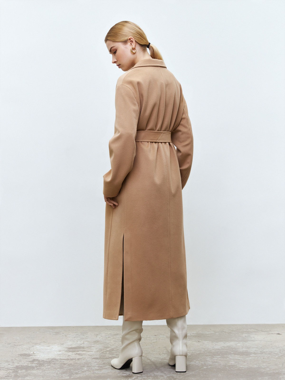 


Классическое однобортное пальто на трех пуговицах. Если не знаете, что надеть сегодня, надевайте это пальто и не прогадаете. Мы создали модель премиального качества из шерсти и кашемира, чтобы вы могли каждый день выглядеть утонченно и дорого. Носите его с поясом для женственных образов или без, когда захотите эффекта oversize. Два базовых цвета на ваш выбор: бежевый и черный.

Температурный режим до +5 C.

На модели размер XS/S