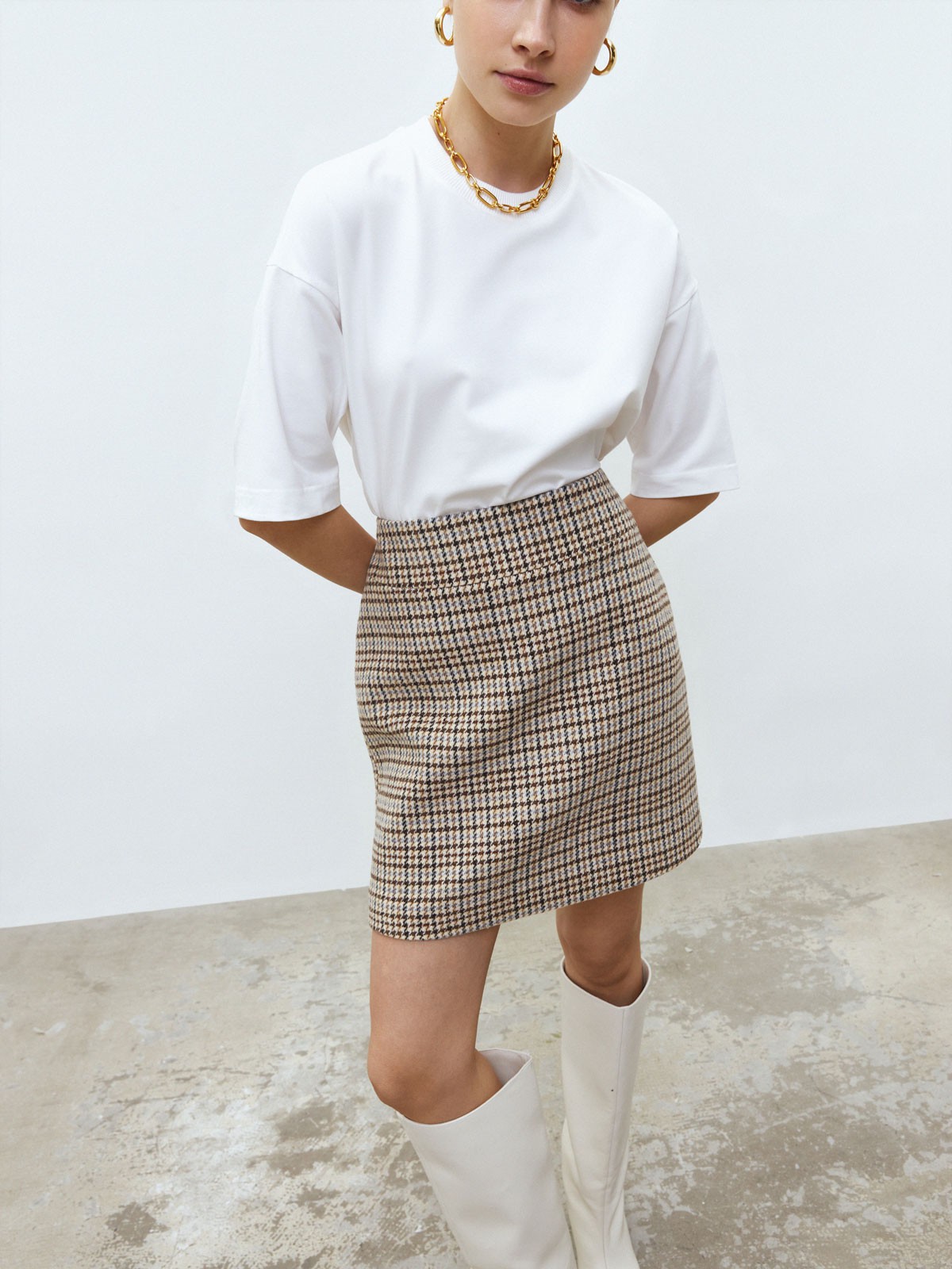 


Мини-юбка из плотной костюмной ткани. Потайная молния сзади. Модель слегка облегает бедра. Нам нравится, как вытягивается силуэт, если надеть юбку вместе с жакетом в тон. Носите модель также с водолазками, джемперами и лонгсливами.

На модели размер XS