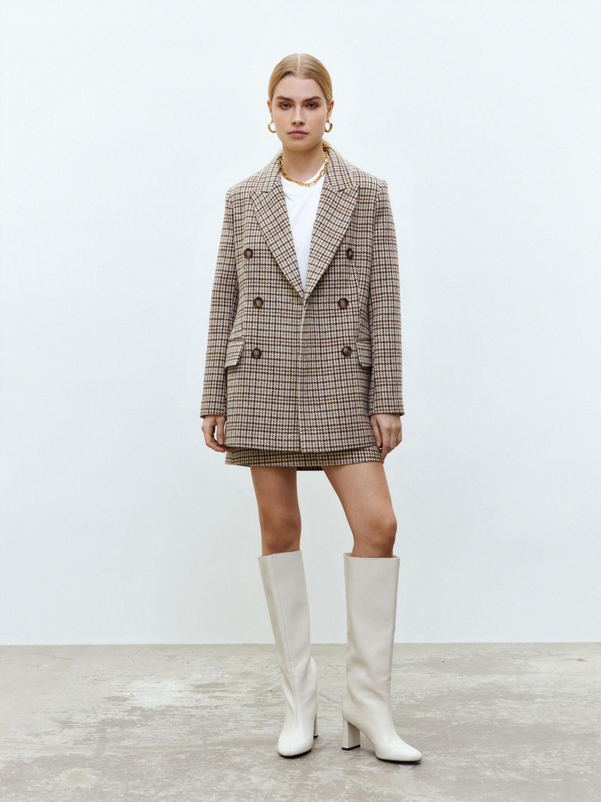 Двубортный удлиненный жакет-полупальто, цвет: бежевая гусиная лапка Allweneed
Удлиненный жакет с двумя рядами пуговиц. Слегка приталенный силуэт. Два классических кармана с клапанами. Модель создана из плотной костюмной ткани, которая напоминает материал для пальто. Имеется приятная на ощупь подкладочная тканьдля комфорта 24/7. Идеальный вариант, если вы ищете жакет на раннюю весну. Мы предлагаем носить модель с юбкой в тон из новой коллекции или с любимыми джинсами на прогулку.
На модели размер XS