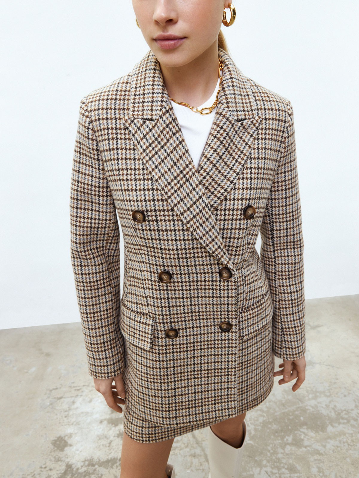 Двубортный удлиненный жакет-полупальто, цвет: бежевая гусиная лапка Allweneed
Удлиненный жакет с двумя рядами пуговиц. Слегка приталенный силуэт. Два классических кармана с клапанами. Модель создана из плотной костюмной ткани, которая напоминает материал для пальто. Имеется приятная на ощупь подкладочная тканьдля комфорта 24/7. Идеальный вариант, если вы ищете жакет на раннюю весну. Мы предлагаем носить модель с юбкой в тон из новой коллекции или с любимыми джинсами на прогулку.
На модели размер XS