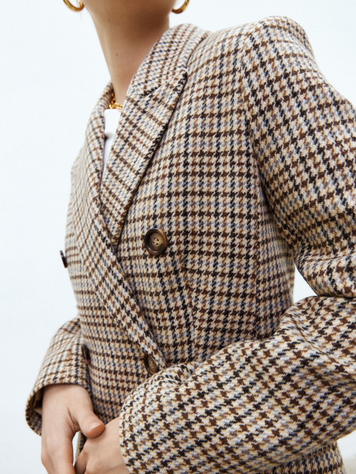 Двубортный удлиненный жакет-полупальто, цвет: бежевая гусиная лапка Allweneed
Удлиненный жакет с двумя рядами пуговиц. Слегка приталенный силуэт. Два классических кармана с клапанами. Модель создана из плотной костюмной ткани, которая напоминает материал для пальто. Имеется приятная на ощупь подкладочная тканьдля комфорта 24/7. Идеальный вариант, если вы ищете жакет на раннюю весну. Мы предлагаем носить модель с юбкой в тон из новой коллекции или с любимыми джинсами на прогулку.
На модели размер XS