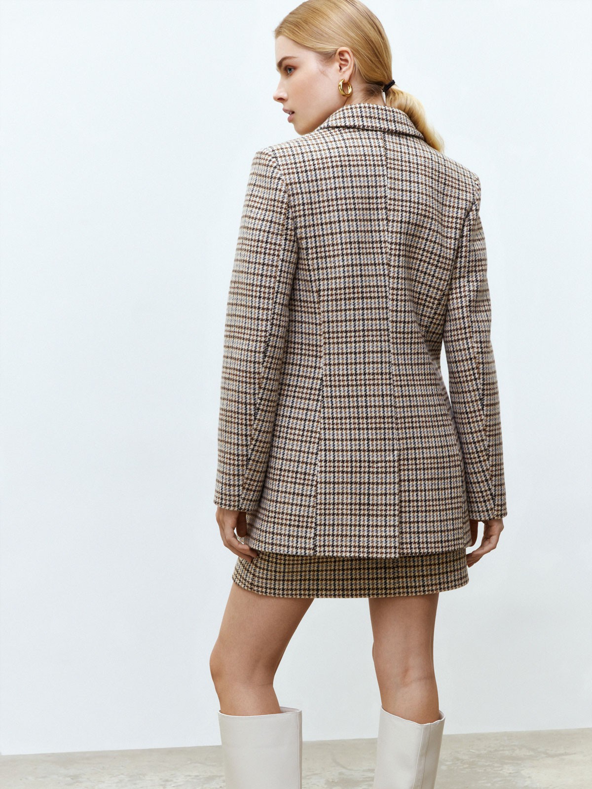 Двубортный удлиненный жакет-полупальто, цвет: бежевая гусиная лапка Allweneed
Удлиненный жакет с двумя рядами пуговиц. Слегка приталенный силуэт. Два классических кармана с клапанами. Модель создана из плотной костюмной ткани, которая напоминает материал для пальто. Имеется приятная на ощупь подкладочная тканьдля комфорта 24/7. Идеальный вариант, если вы ищете жакет на раннюю весну. Мы предлагаем носить модель с юбкой в тон из новой коллекции или с любимыми джинсами на прогулку.
На модели размер XS