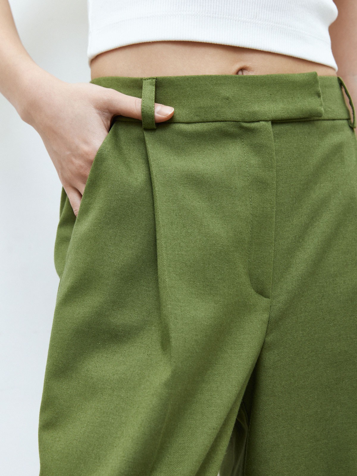 Широкие, длинные брюки на низкой посадке, цвет: травяной Allweneed
Брюки свободного кроя на складке. Мы пошли на риск и создали модель, которая напоминает фасоны 2000-х.Средняя посадка на косточке бедра, благодаря чему будет смотреться хорошо на любом росте. Потайная застежка на крючки. Носите комплектом с жакетом в тон из новой коллекции.
На модели размер XS