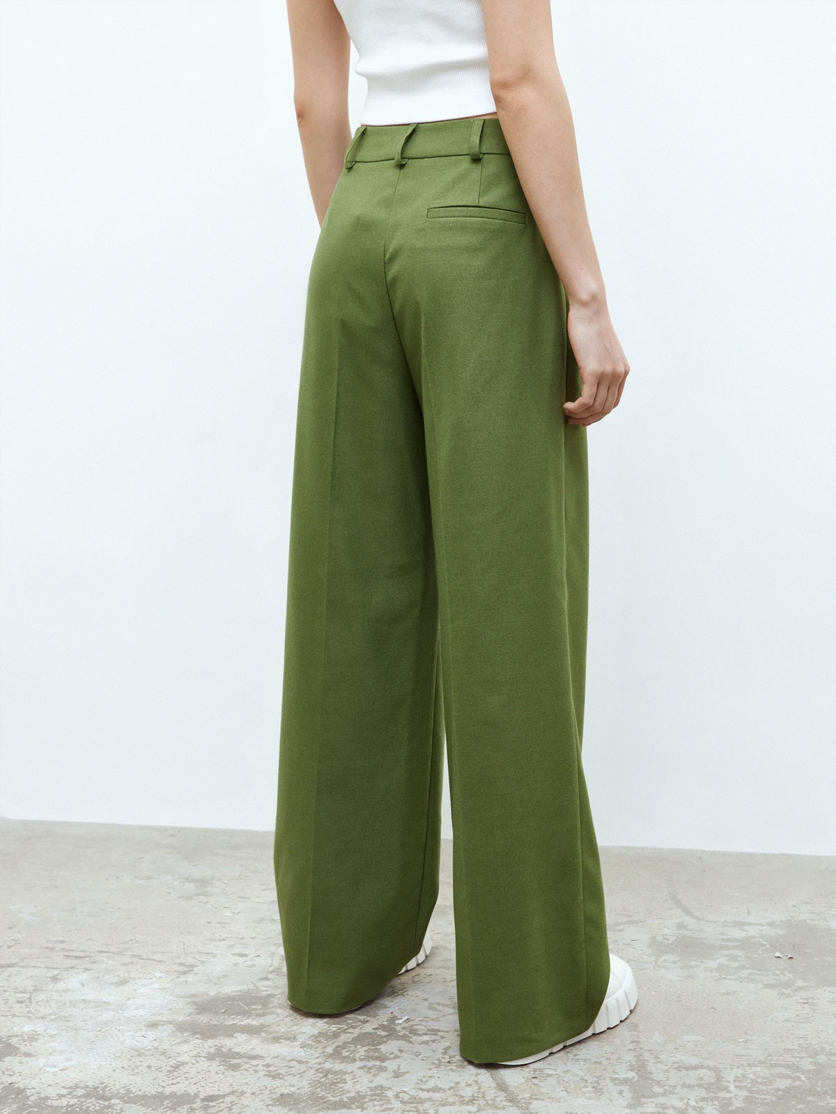 Широкие, длинные брюки на низкой посадке, цвет: травяной Allweneed
Брюки свободного кроя на складке. Мы пошли на риск и создали модель, которая напоминает фасоны 2000-х.Средняя посадка на косточке бедра, благодаря чему будет смотреться хорошо на любом росте. Потайная застежка на крючки. Носите комплектом с жакетом в тон из новой коллекции.
На модели размер XS