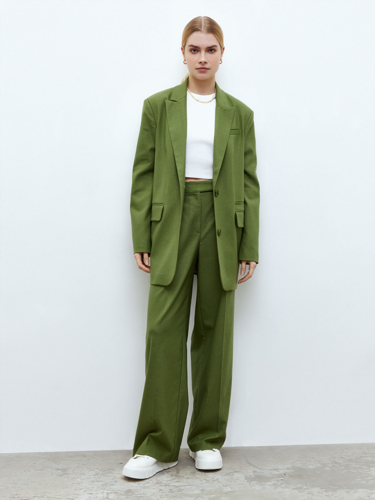 Широкие, длинные брюки на низкой посадке, цвет: травяной Allweneed
Брюки свободного кроя на складке. Мы пошли на риск и создали модель, которая напоминает фасоны 2000-х.Средняя посадка на косточке бедра, благодаря чему будет смотреться хорошо на любом росте. Потайная застежка на крючки. Носите комплектом с жакетом в тон из новой коллекции.
На модели размер XS