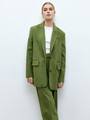 


Жакет oversize кроя в мужском стиле с акцентными плечами. На фигуре сидит нарочито свободно. Два разреза на спине и гладкая подкладка, чтобы вам было комфортно носить его каждый день. Два кармана с клапанами. Цвета различаются по составу. Выбирайте: базовый серый или трендовый травяной, который напомнит вам о весне.

На модели размер XS/S