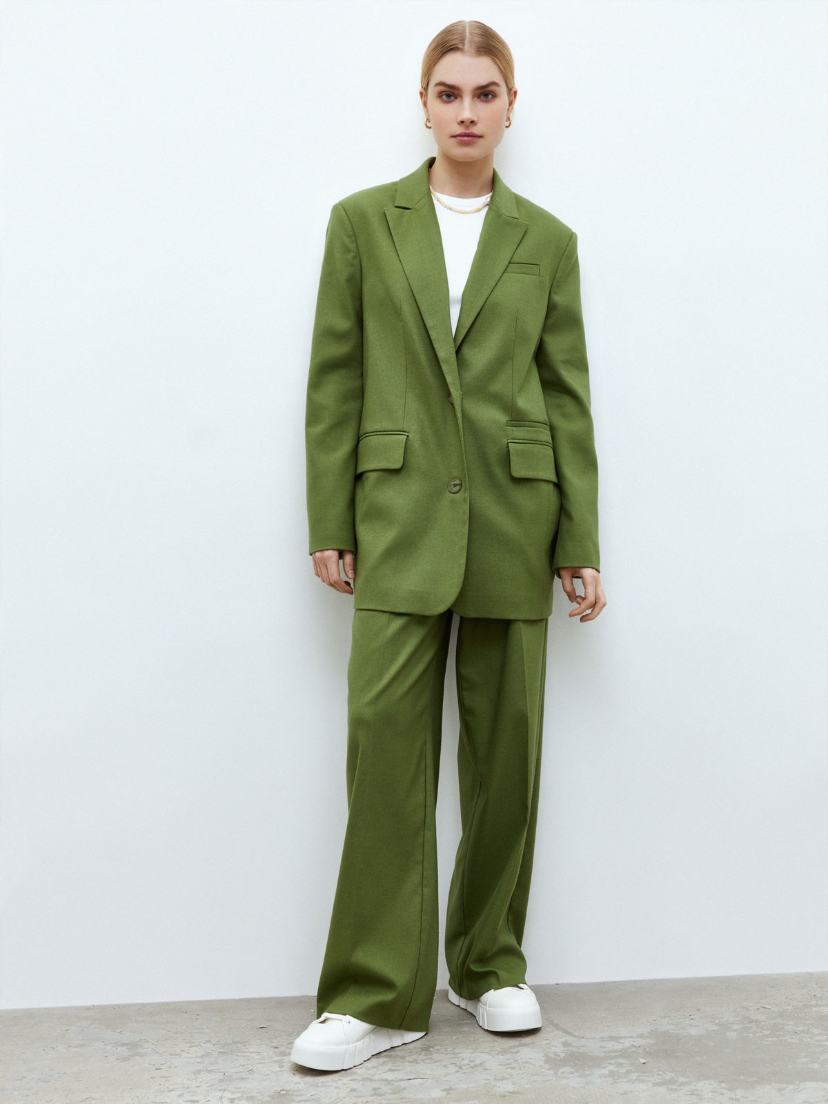 


Жакет oversize кроя в мужском стиле с акцентными плечами. На фигуре сидит нарочито свободно. Два разреза на спине и гладкая подкладка, чтобы вам было комфортно носить его каждый день. Два кармана с клапанами. Цвета различаются по составу. Выбирайте: базовый серый или трендовый травяной, который напомнит вам о весне.

На модели размер XS/S