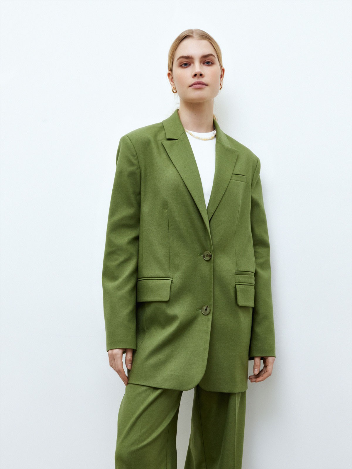 


Жакет oversize кроя в мужском стиле с акцентными плечами. На фигуре сидит нарочито свободно. Два разреза на спине и гладкая подкладка, чтобы вам было комфортно носить его каждый день. Два кармана с клапанами. Цвета различаются по составу. Выбирайте: базовый серый или трендовый травяной, который напомнит вам о весне.

На модели размер XS/S