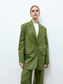 


Жакет oversize кроя в мужском стиле с акцентными плечами. На фигуре сидит нарочито свободно. Два разреза на спине и гладкая подкладка, чтобы вам было комфортно носить его каждый день. Два кармана с клапанами. Цвета различаются по составу. Выбирайте: базовый серый или трендовый травяной, который напомнит вам о весне.

На модели размер XS/S