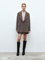 Двубортный удлиненный жакет-полупальто, цвет: Коричневая гусиная лапка Allweneed
Удлиненный жакет с двумя рядами пуговиц. Слегка приталенный силуэт. Два классических кармана с клапанами. Модель создана из плотной костюмной ткани, которая напоминает материал для пальто. Имеется приятная на ощупь подкладочная тканьдля комфорта 24/7. Идеальный вариант, если вы ищете жакет на раннюю весну. Мы предлагаем носить модель с юбкой в тон из новой коллекции или с любимыми джинсами на прогулку.
На модели размер XS