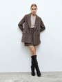 Двубортный удлиненный жакет-полупальто, цвет: Коричневая гусиная лапка Allweneed
Удлиненный жакет с двумя рядами пуговиц. Слегка приталенный силуэт. Два классических кармана с клапанами. Модель создана из плотной костюмной ткани, которая напоминает материал для пальто. Имеется приятная на ощупь подкладочная тканьдля комфорта 24/7. Идеальный вариант, если вы ищете жакет на раннюю весну. Мы предлагаем носить модель с юбкой в тон из новой коллекции или с любимыми джинсами на прогулку.
На модели размер XS