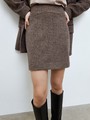 Мини-юбка, цвет: Коричневая гусиная лапка Allweneed
Мини-юбка из плотной костюмной ткани. Потайная молния сзади. Модель слегка облегает бедра. Нам нравится, как вытягивается силуэт, если надеть юбку вместе с жакетом в тон. Носите модель также с водолазками, джемперами и лонгсливами.
На модели размер XS