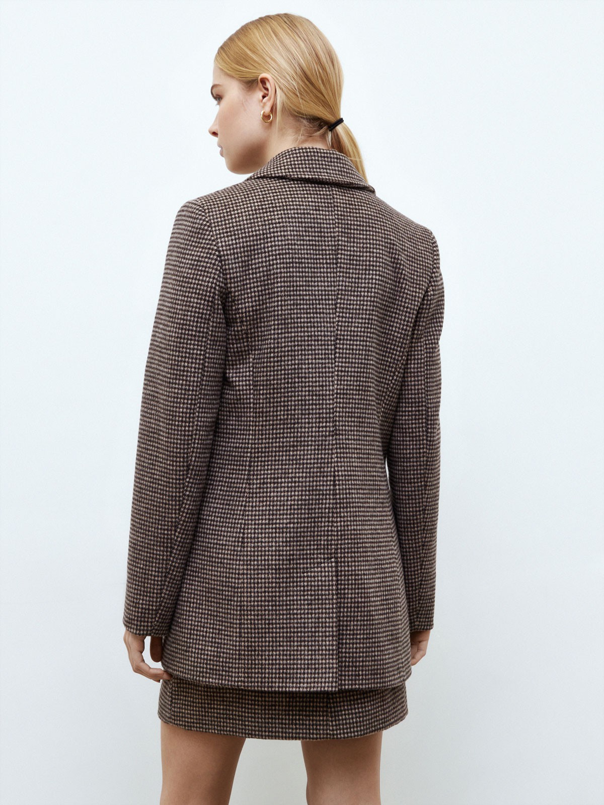 Двубортный удлиненный жакет-полупальто, цвет: Коричневая гусиная лапка Allweneed
Удлиненный жакет с двумя рядами пуговиц. Слегка приталенный силуэт. Два классических кармана с клапанами. Модель создана из плотной костюмной ткани, которая напоминает материал для пальто. Имеется приятная на ощупь подкладочная тканьдля комфорта 24/7. Идеальный вариант, если вы ищете жакет на раннюю весну. Мы предлагаем носить модель с юбкой в тон из новой коллекции или с любимыми джинсами на прогулку.
На модели размер XS