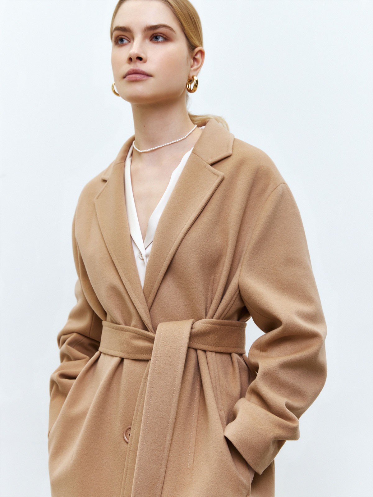 


Классическое однобортное пальто на трех пуговицах. Если не знаете, что надеть сегодня, надевайте это пальто и не прогадаете. Мы создали модель премиального качества из шерсти и кашемира, чтобы вы могли каждый день выглядеть утонченно и дорого. Носите его с поясом для женственных образов или без, когда захотите эффекта oversize. Два базовых цвета на ваш выбор: бежевый и черный.

Температурный режим до +5 C.

На модели размер XS/S