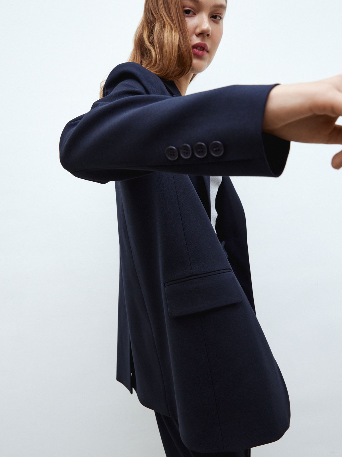 Однобортный жакет oversize, цвет: темно-синий Allweneed
Однобортный жакет свободного кроя. Разрез на спине и застежка на две пуговицы. Два кармана с клапаном и один маленький прорезной карман. Ткань хорошо держит форму и долго сохраняет первоначальный цвет.Три базовых оттенка, которые будут актуальны всегда. Можно носить с брюками и юбками-гофре из нашей коллекции.
На модели размер XS/S