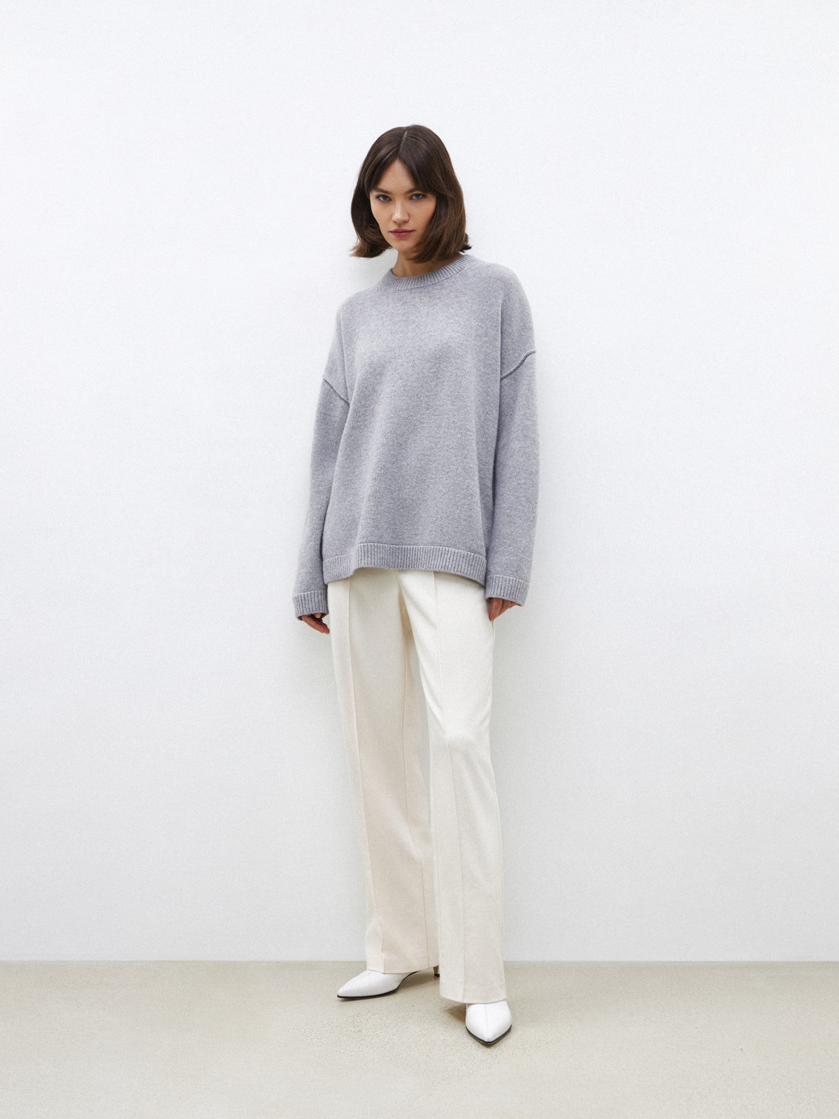 Кашемировый джемпер, цвет: светло-серый меланж Allweneed Джемпер свободного кроя выполнен из 30% мягкого и теплого кашемира и 70% шерсти. Работа над кашемировыми изделиями очень кропотливая. Ткань создается из пуха горных коз, который бережно вычесывают специальным щипком, но только после морозов, когда животным не нужно дополнительное тепло. Наши кашемировые джемперы - теплые, мягкие и шелковистые на ощупь. Гамма нейтральных оттенков позволяет комбинировать их практически с любыми вещами гардероба.
На модели размер S