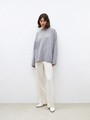Кашемировый джемпер, цвет: светло-серый меланж Allweneed Джемпер свободного кроя выполнен из 30% мягкого и теплого кашемира и 70% шерсти. Работа над кашемировыми изделиями очень кропотливая. Ткань создается из пуха горных коз, который бережно вычесывают специальным щипком, но только после морозов, когда животным не нужно дополнительное тепло. Наши кашемировые джемперы - теплые, мягкие и шелковистые на ощупь. Гамма нейтральных оттенков позволяет комбинировать их практически с любыми вещами гардероба.
На модели размер S