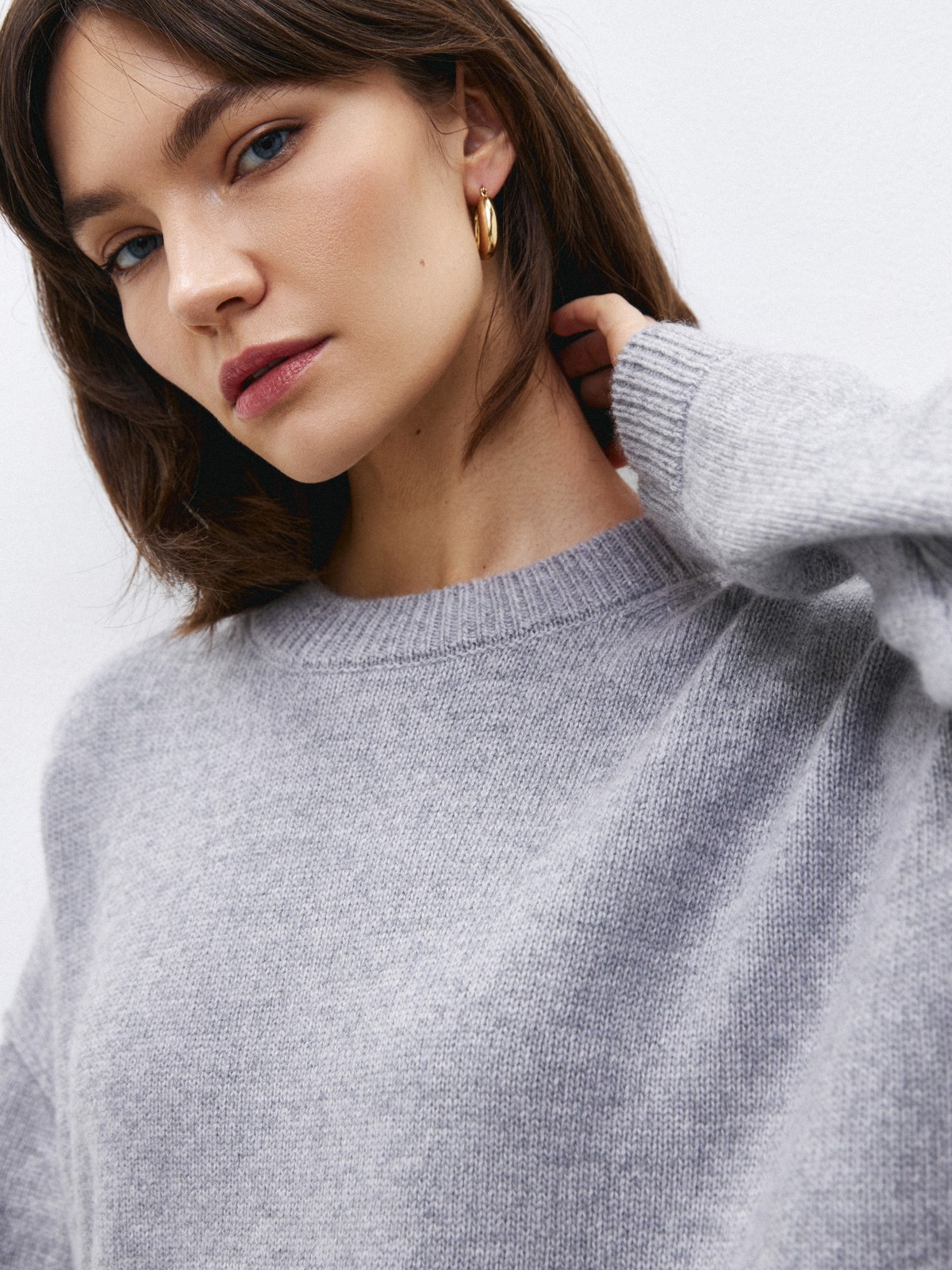 Кашемировый джемпер, цвет: светло-серый меланж Allweneed Джемпер свободного кроя выполнен из 30% мягкого и теплого кашемира и 70% шерсти. Работа над кашемировыми изделиями очень кропотливая. Ткань создается из пуха горных коз, который бережно вычесывают специальным щипком, но только после морозов, когда животным не нужно дополнительное тепло. Наши кашемировые джемперы - теплые, мягкие и шелковистые на ощупь. Гамма нейтральных оттенков позволяет комбинировать их практически с любыми вещами гардероба.
На модели размер S