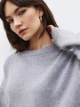 Кашемировый джемпер, цвет: светло-серый меланж Allweneed Джемпер свободного кроя выполнен из 30% мягкого и теплого кашемира и 70% шерсти. Работа над кашемировыми изделиями очень кропотливая. Ткань создается из пуха горных коз, который бережно вычесывают специальным щипком, но только после морозов, когда животным не нужно дополнительное тепло. Наши кашемировые джемперы - теплые, мягкие и шелковистые на ощупь. Гамма нейтральных оттенков позволяет комбинировать их практически с любыми вещами гардероба.
На модели размер S