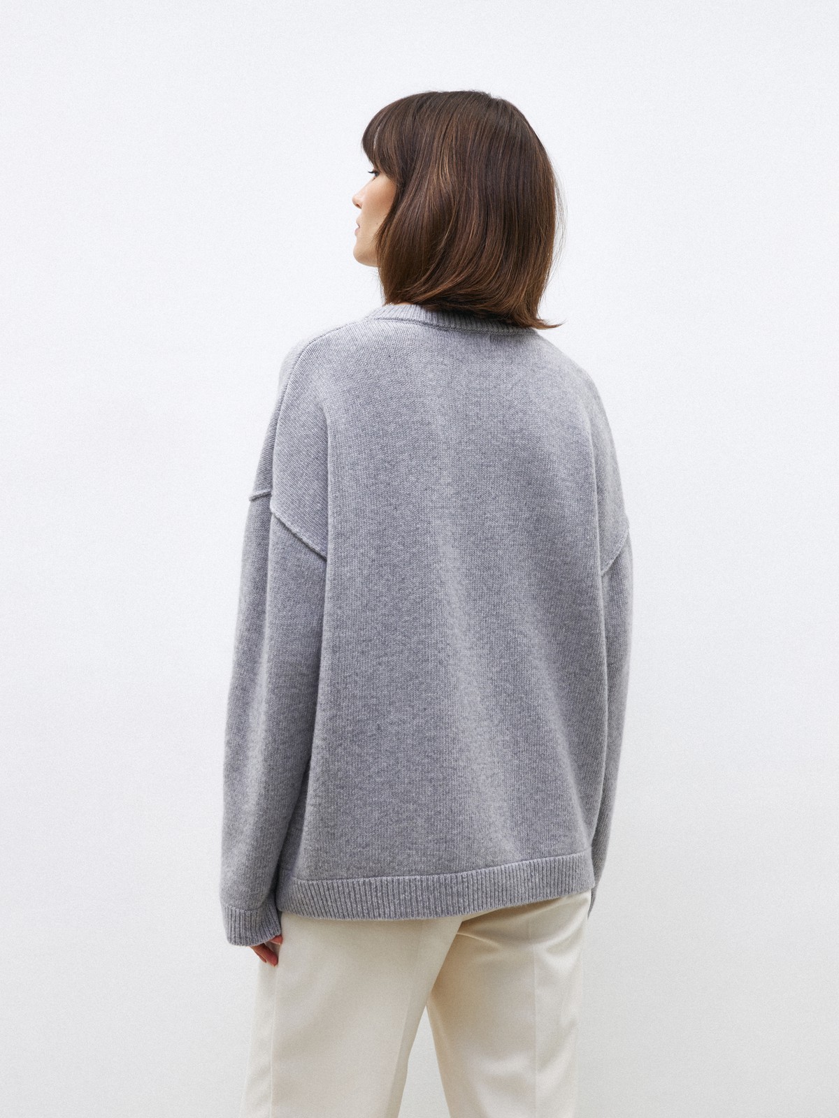 Кашемировый джемпер, цвет: светло-серый меланж Allweneed Джемпер свободного кроя выполнен из 30% мягкого и теплого кашемира и 70% шерсти. Работа над кашемировыми изделиями очень кропотливая. Ткань создается из пуха горных коз, который бережно вычесывают специальным щипком, но только после морозов, когда животным не нужно дополнительное тепло. Наши кашемировые джемперы - теплые, мягкие и шелковистые на ощупь. Гамма нейтральных оттенков позволяет комбинировать их практически с любыми вещами гардероба.
На модели размер S