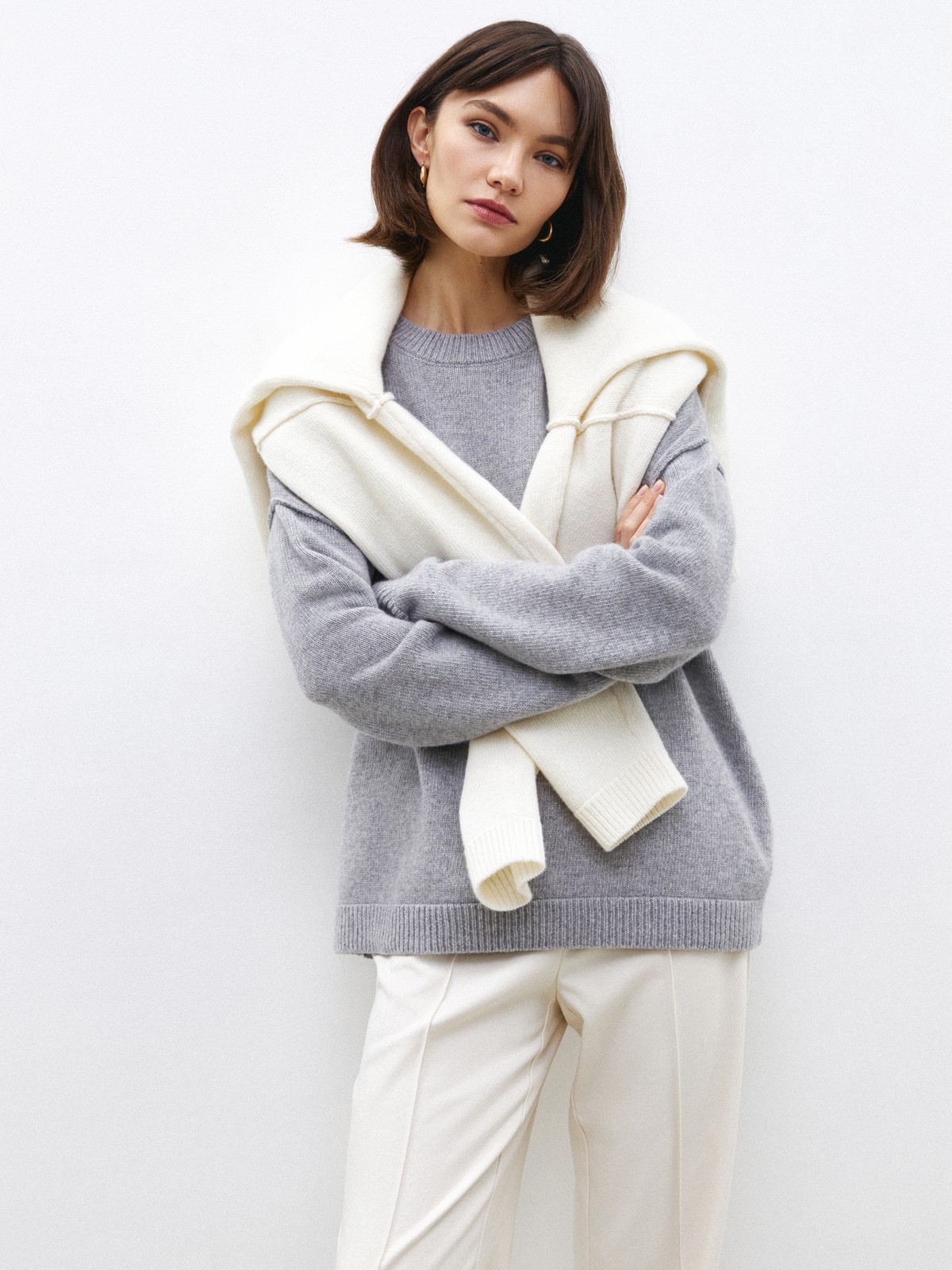 Кашемировый джемпер, цвет: светло-серый меланж Allweneed Джемпер свободного кроя выполнен из 30% мягкого и теплого кашемира и 70% шерсти. Работа над кашемировыми изделиями очень кропотливая. Ткань создается из пуха горных коз, который бережно вычесывают специальным щипком, но только после морозов, когда животным не нужно дополнительное тепло. Наши кашемировые джемперы - теплые, мягкие и шелковистые на ощупь. Гамма нейтральных оттенков позволяет комбинировать их практически с любыми вещами гардероба.
На модели размер S