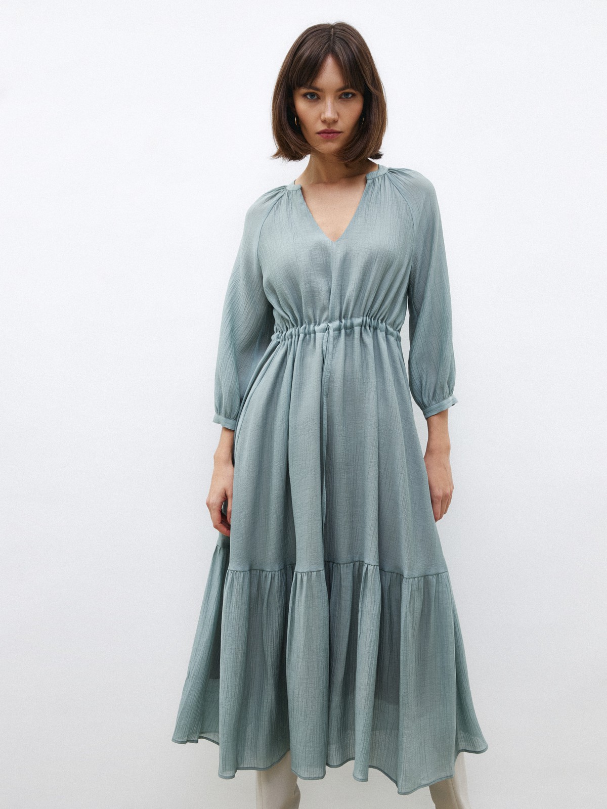 Платье широкое с ярусами, цвет: мятный Allweneed
Свободное платье-трапеция с ярусами и кулиской. Затяжка чуть выше линии талии. Широкий рукав 7/8 и манжеты. V-образный вырез демонстрирует красоту зоны декольте. Это воздушная модель длины миди, которую можно носить даже жарким днем. Для ощущения комфорта мы изготовили платье с хлопковой подладочной тканью. Будет гармонично смотреться на любой фигуре. Носите с сапогами или летней обувью.
На модели размер XS