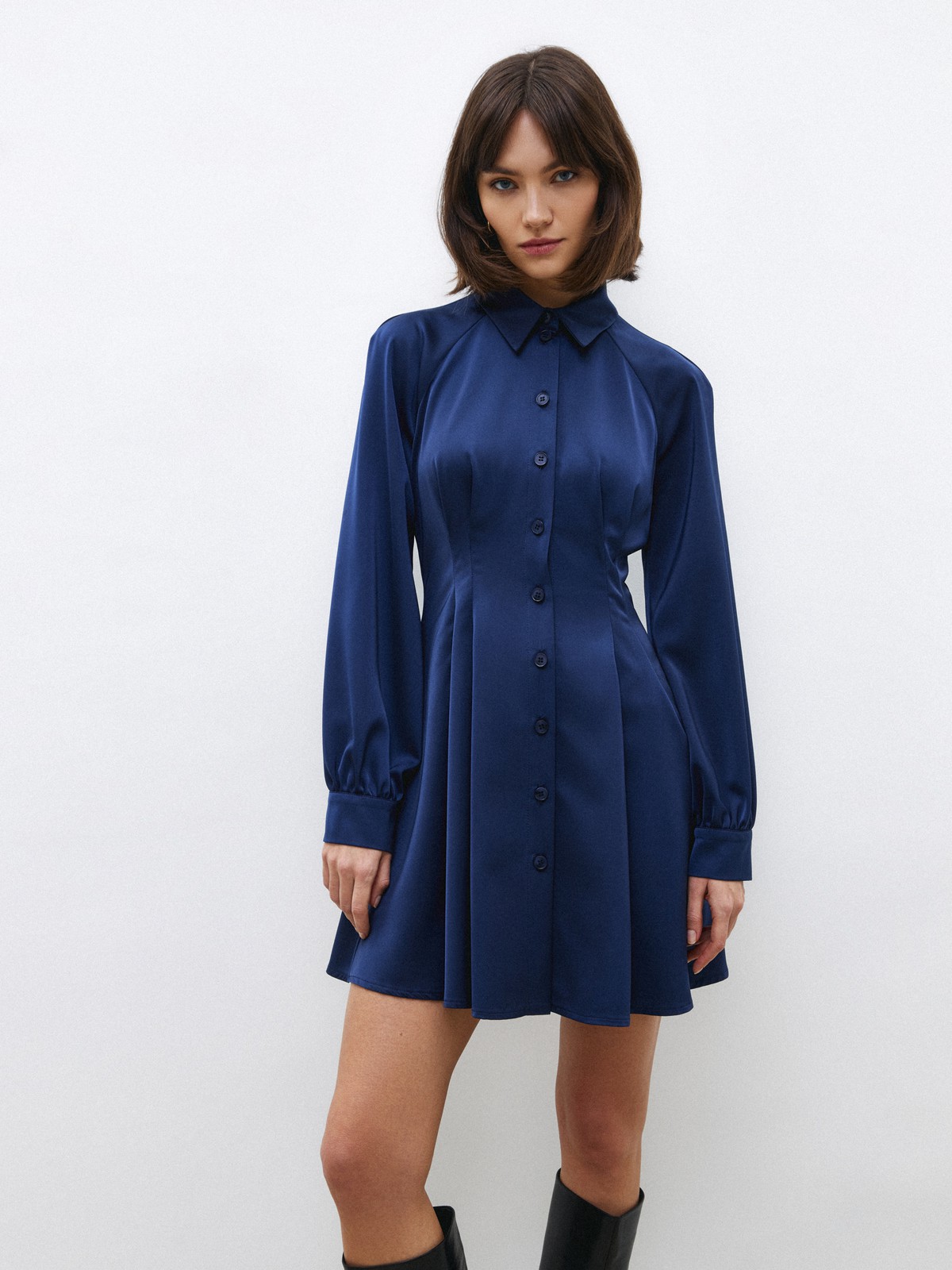 Приталенное платье мини с широким рукавом, цвет: темно-синий Allweneed
Платье приталенного кроя. Вытачки на спине для идеальной посадки по фигуре. Свободный рукав и манжеты на небольшой сборке для фиксации. Застежка на пуговицы и потайная кнопка на талии. Модель напоминает удлиненную рубашку. Можно расстегнуть верхние пуговицы и стилизовать платье по настроению. Ткань с легким атласным сиянием, которая делает образ воздушнее. Носите с сапогами и легким пальто.
На модели размер XS
