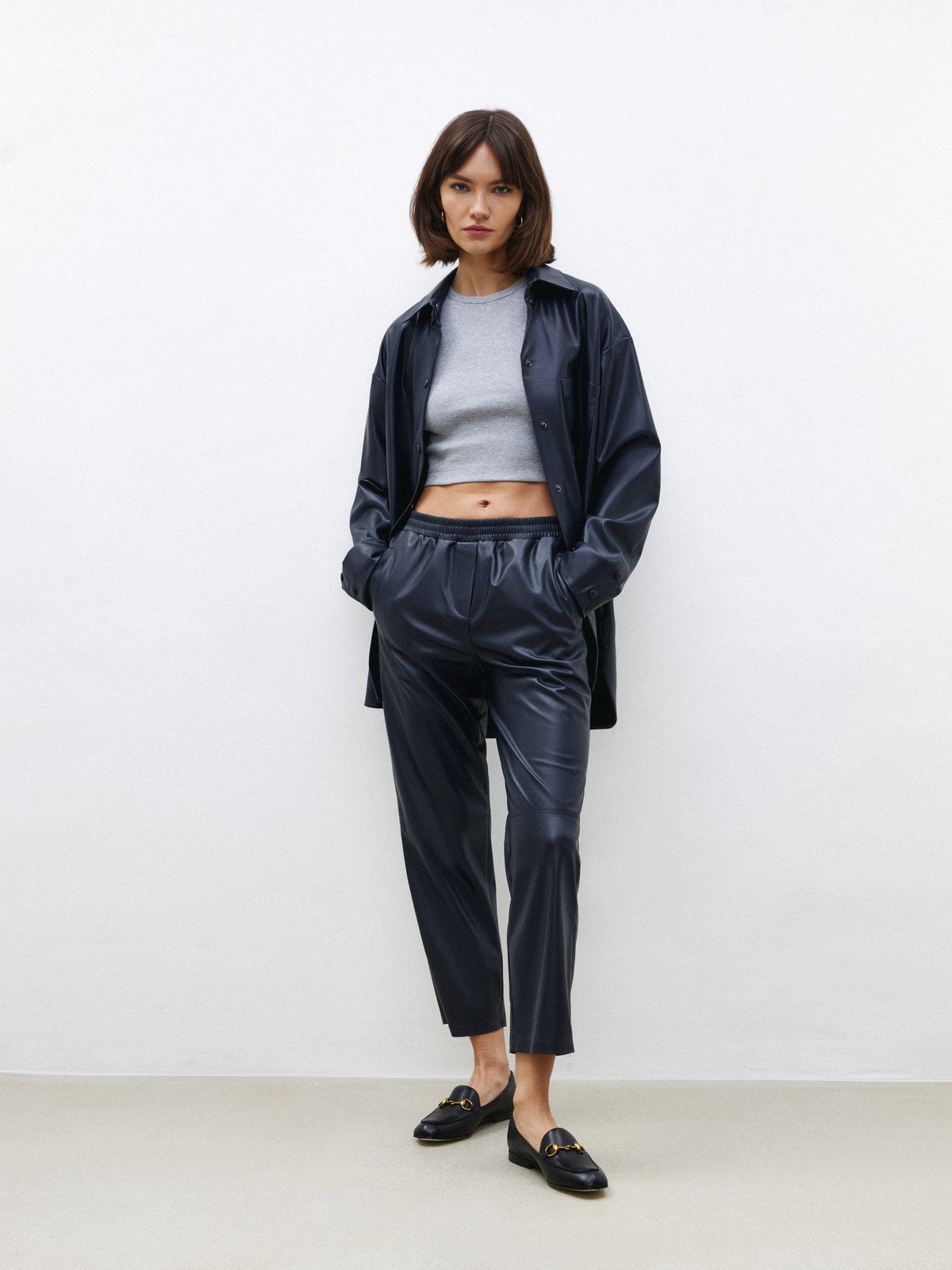 Брюки из экокожи на резинке, цвет: синий Allweneed
Широкие брюки из экокожи. Посадка на резинке, благодаря чему вы можете регулировать линию талии по желанию. Шов в районе колена для объема. Два кармана, куда можно положить телефон и ключи. Мы предлагаем сочетать брюки с рубашкой из экокожи или создать контраст фактур.
На модели размер XS