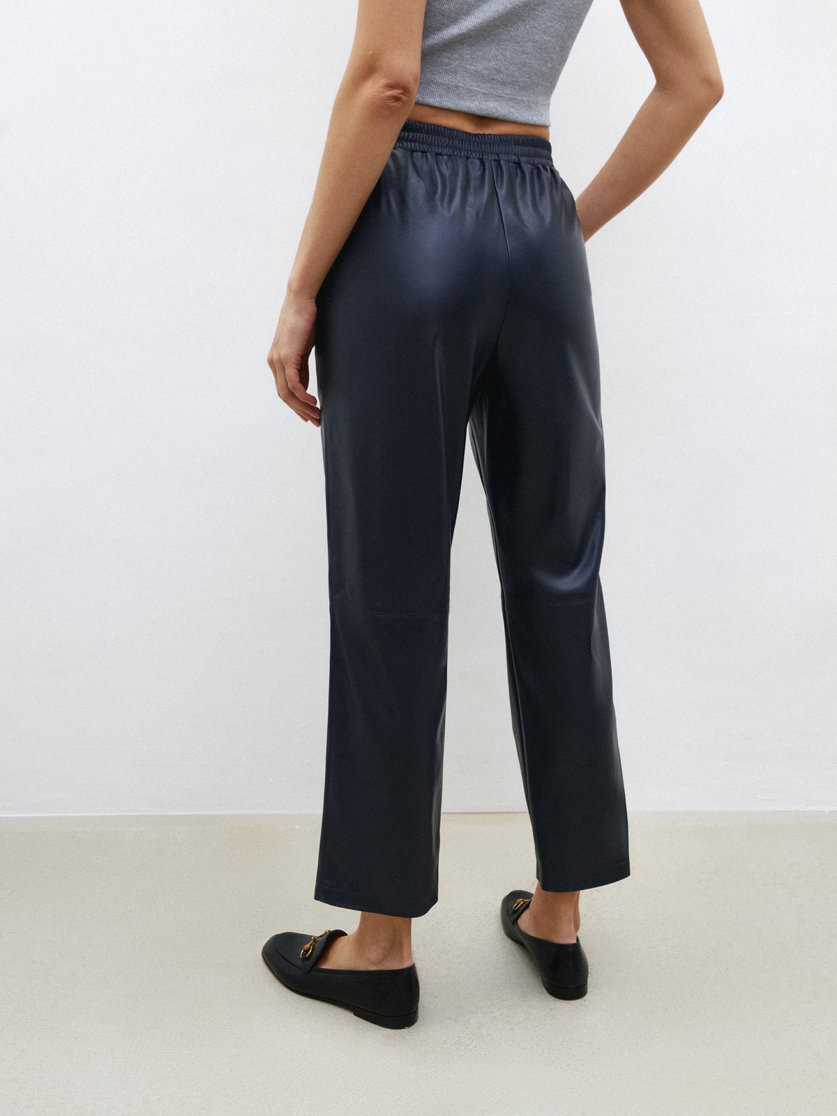 Брюки из экокожи на резинке, цвет: синий Allweneed
Широкие брюки из экокожи. Посадка на резинке, благодаря чему вы можете регулировать линию талии по желанию. Шов в районе колена для объема. Два кармана, куда можно положить телефон и ключи. Мы предлагаем сочетать брюки с рубашкой из экокожи или создать контраст фактур.
На модели размер XS