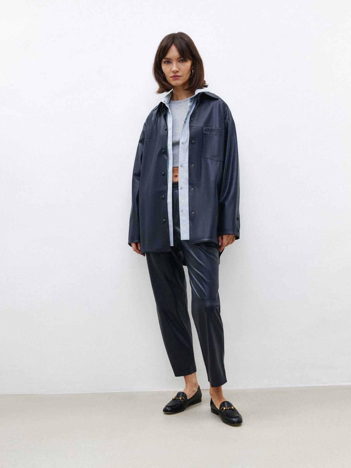 Объемный жакет из экокожи, цвет: синий Allweneed
Удлиненная рубашка-жакет из экокожи на ворсовой основе. Удобная застежка на кнопки, обтянутые экокожей. Модель с ремнем, который по желанию можно снять. Изделие с подкладочной тканьюдля приятных тактильных ощущений. Фигурный, полукруглый низ превращает рубашку-жакет в актуальную базу. Мы рады, что у нас получилась модель на каждый день, которая легко комбинируется с изделиями из коллекции. Можно носить самостоятельно или как верхнюю одежду.
На модели размер XS/S