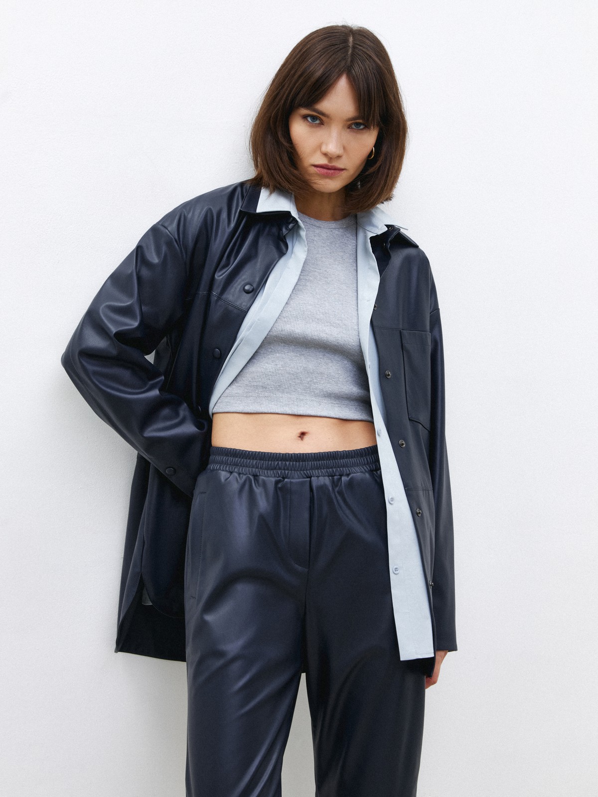 Брюки из экокожи на резинке, цвет: синий Allweneed
Широкие брюки из экокожи. Посадка на резинке, благодаря чему вы можете регулировать линию талии по желанию. Шов в районе колена для объема. Два кармана, куда можно положить телефон и ключи. Мы предлагаем сочетать брюки с рубашкой из экокожи или создать контраст фактур.
На модели размер XS