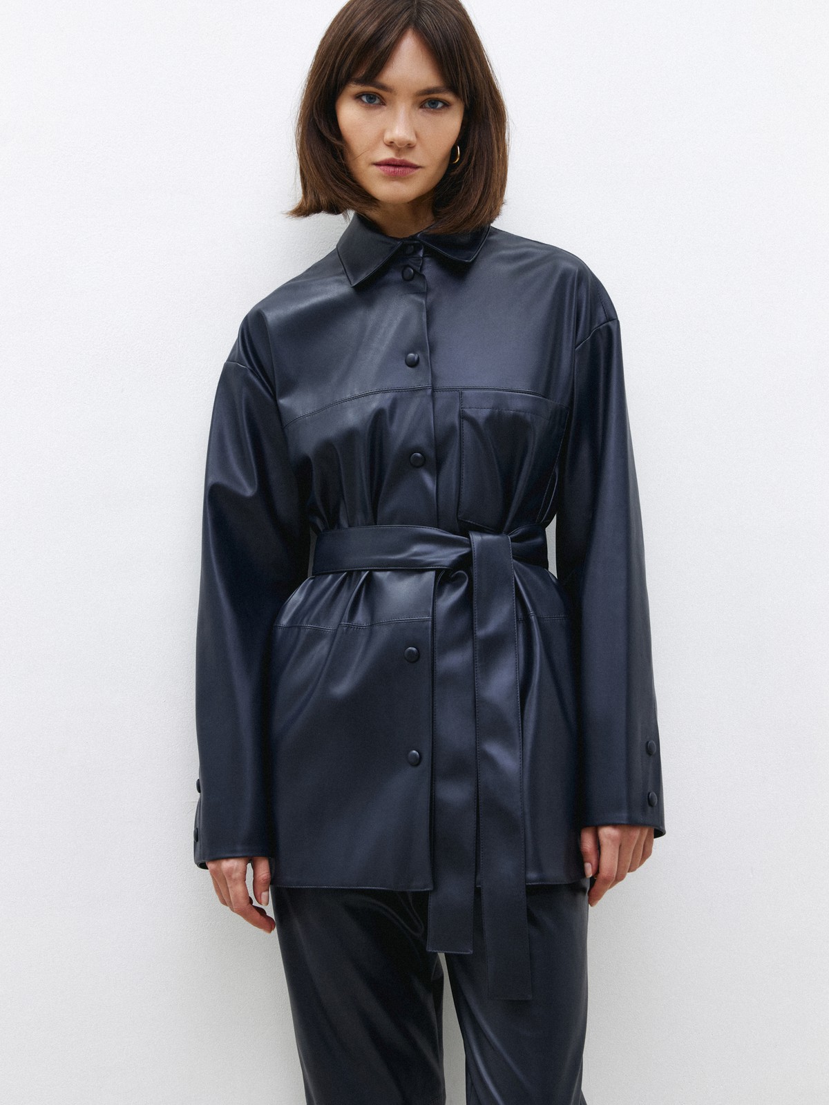 Объемный жакет из экокожи, цвет: синий Allweneed
Удлиненная рубашка-жакет из экокожи на ворсовой основе. Удобная застежка на кнопки, обтянутые экокожей. Модель с ремнем, который по желанию можно снять. Изделие с подкладочной тканьюдля приятных тактильных ощущений. Фигурный, полукруглый низ превращает рубашку-жакет в актуальную базу. Мы рады, что у нас получилась модель на каждый день, которая легко комбинируется с изделиями из коллекции. Можно носить самостоятельно или как верхнюю одежду.
На модели размер XS/S