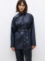 Объемный жакет из экокожи, цвет: синий Allweneed
Удлиненная рубашка-жакет из экокожи на ворсовой основе. Удобная застежка на кнопки, обтянутые экокожей. Модель с ремнем, который по желанию можно снять. Изделие с подкладочной тканьюдля приятных тактильных ощущений. Фигурный, полукруглый низ превращает рубашку-жакет в актуальную базу. Мы рады, что у нас получилась модель на каждый день, которая легко комбинируется с изделиями из коллекции. Можно носить самостоятельно или как верхнюю одежду.
На модели размер XS/S