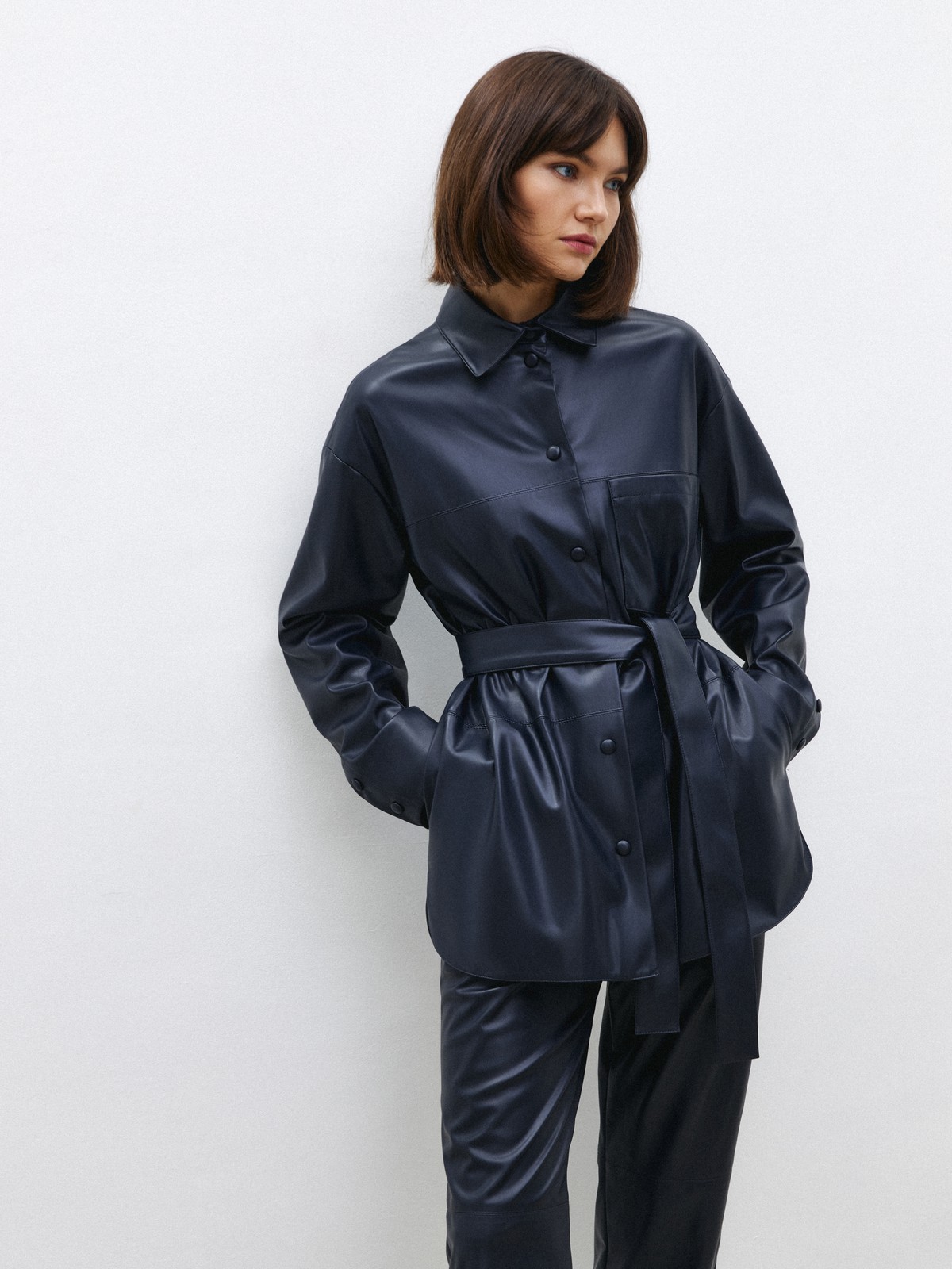 Объемный жакет из экокожи, цвет: синий Allweneed
Удлиненная рубашка-жакет из экокожи на ворсовой основе. Удобная застежка на кнопки, обтянутые экокожей. Модель с ремнем, который по желанию можно снять. Изделие с подкладочной тканьюдля приятных тактильных ощущений. Фигурный, полукруглый низ превращает рубашку-жакет в актуальную базу. Мы рады, что у нас получилась модель на каждый день, которая легко комбинируется с изделиями из коллекции. Можно носить самостоятельно или как верхнюю одежду.
На модели размер XS/S